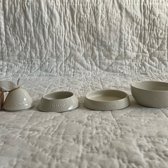 White ceramic pear shaped nested measuring cups. - Picture 6 of 6